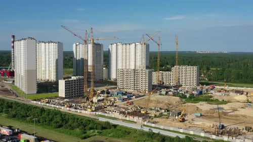 Grúas de construcción y edificios en construcción