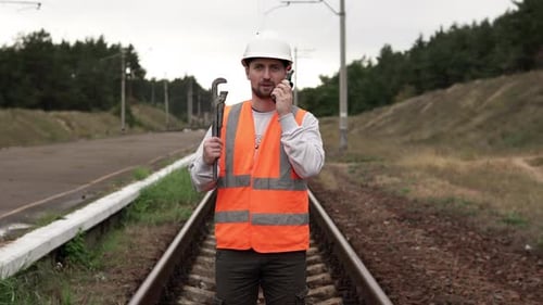 Ein Mitarbeiter der Eisenbahnwartungsmannschaft spricht im Radio mit dem Vorarbeiter.