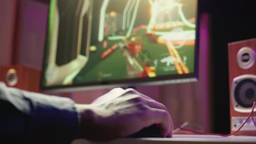 Spieler, der Tastatur und Maus verwendet, um das FPS-Einzelspieler-Videospiel auf dem PC zu spielen