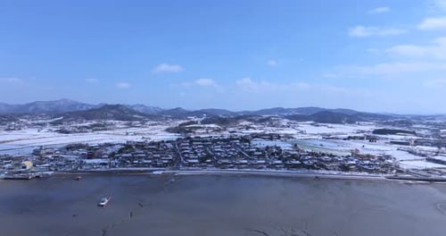 Vista aérea da vila de Snowy Jupo Hanok e da estrada costeira de Hampyeong