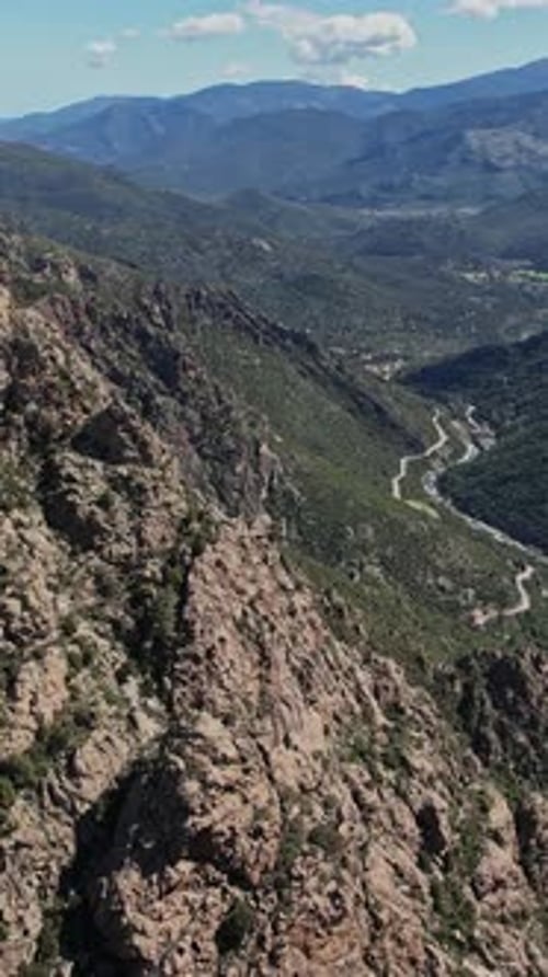 Vue sur les montagnes majestueuses depuis les hauteurs