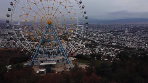 Stadtbild von Tiflis durch den Vergnügungspark Mtataminda und sein berühmtes Riesenrad