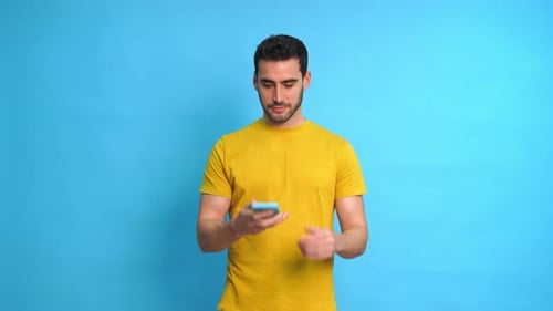 Junger Mann benutzt ein Smartphone