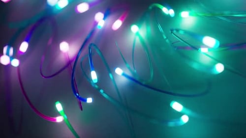 3D-Animation von mehrfarbigen leuchtenden Neonlinien, die sich im Raum bewegen