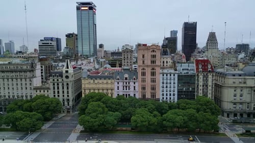 Vue aérienne diurne de l'avenue Paseo Colon montrant les bâtiments et l'architecture de la ville de Bu