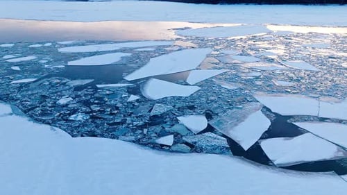 Der Aussichtspunkt der Drohne zeigt die Welt der gigantischen Eisschollen auf dem Wasser.