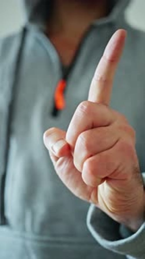 Nahaufnahme eines Mannes, der eine Nono-Geste zeigt, fokussierte Aufnahme der Hand eines Mannes mit ausgestrecktem Zeigefinger