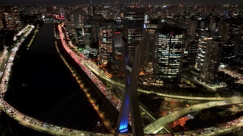 Horizonte de São Paulo na cidade noturna em São Paulo, Brasil.