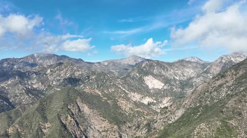 Luftaufnahme der zerklüfteten Landschaft der San Gabriel Mountains