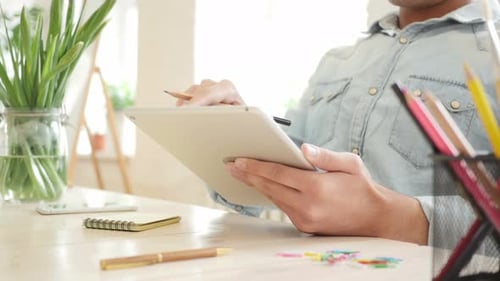 Trabalhando em um tablet digital