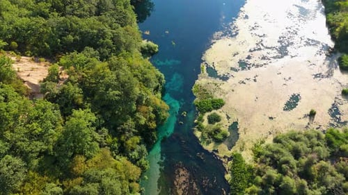 Das blaue Auge, eine berühmte Wasserquelle in Albanien, umgeben von üppigem Grün, Luftaufnahme
