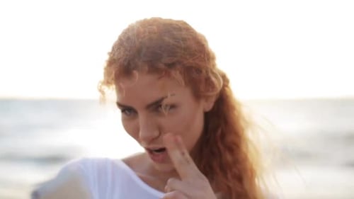 Conceito de pessoas, tecnologia e lazer - Jovem ruiva feliz tomando selfie