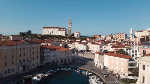 Drohnenblick auf die berühmte Altstadt von Piran an der Adria in Slowenien an sonnigen Tagen. St. G