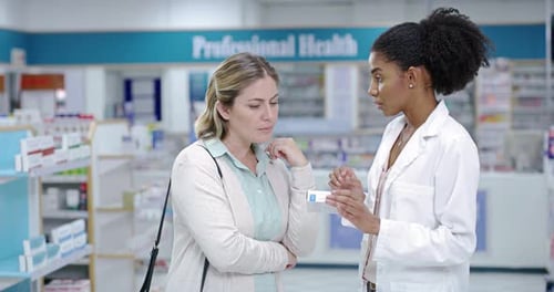 Médecin ou pharmacien consultant le client ou le patient avec des médicaments et des conseils professionnels