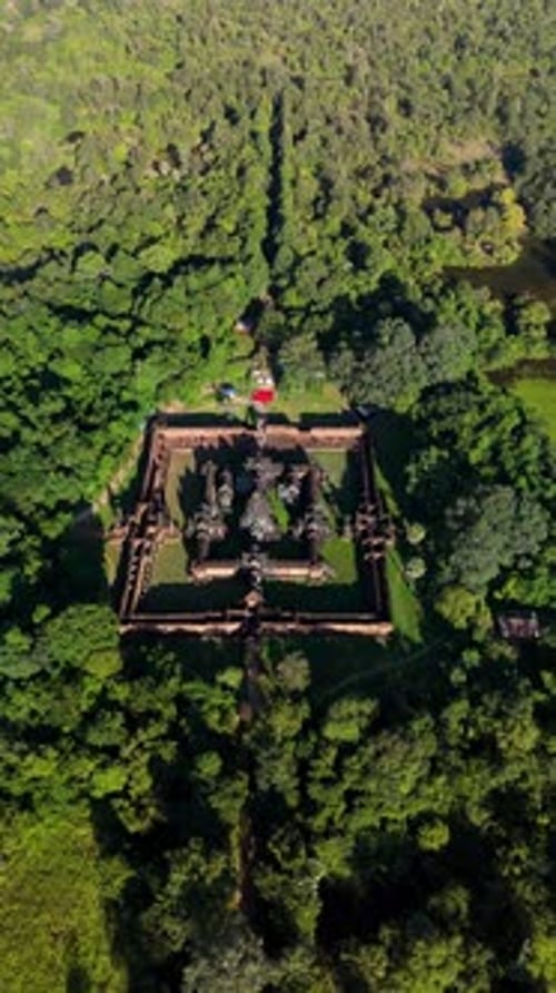 Orbe aérienne laissée au-dessus du complexe du temple de Banteay Samre