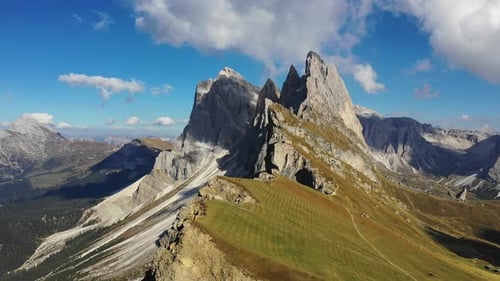 Vue imprenable sur le pic Seceda. Trentin-Haut-Adige, Alpes des Dolomites, Tyrol du Sud, Italie, Europe. Odle m