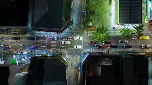 Timelapse aérien de la circulation nocturne à une intersection à Bangkok, en Thaïlande