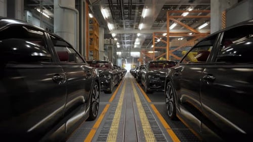 Intérieur d'une usine automobile. Carrosserie de couleur noire sur une chaîne de montage de voitures