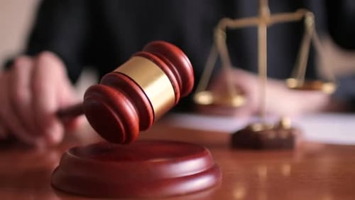 Richter knallt im Gerichtssaal wegen rechtskräftigem Urteil Amerikanisches Justizsystem Concept