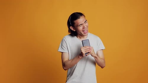 Homem engraçado e despreocupado cantando músicas na câmera