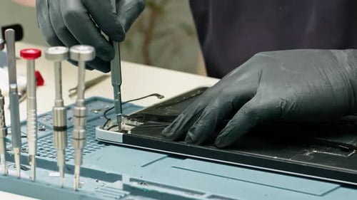 Techniker oder Ingenieur repariert oder ersetzt neue Teile von defekten und beschädigten Laptops und Tablets