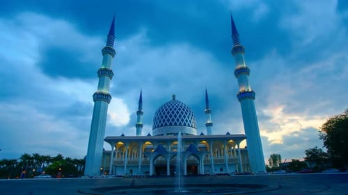 4K Zeitraffer der wunderschönen Moschee Shah Alam bei Sonnenuntergang.