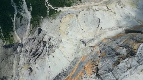 Toma aérea sobre Sass pordoi, entre Tirol del Sur, Trentino Belluno, Italia