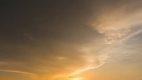 Zeitraffer des schönen Sonnenuntergangshimmels mit natürlichem Hintergrundkonzept