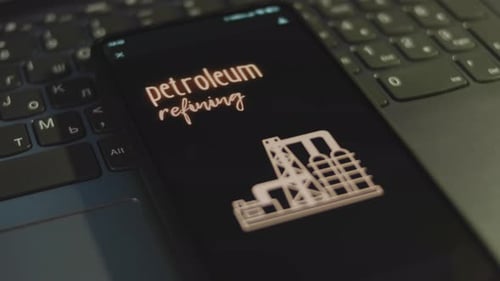 Inscripción sobre refinación de petróleo en la pantalla del teléfono inteligente con presentación gráfica de fondo negro con