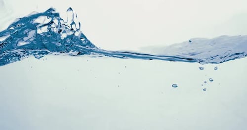Viele Blasen im Wasser aus nächster Nähe, abstrakte Wasserwelle mit Blasen in Zeitlupe