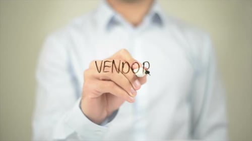 Verkäufer schreibt auf transparentem Bildschirm