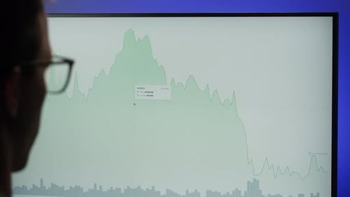Programador de negocios de TI de tecnología de la información que desarrolla una nueva aplicación, software digital, aplicación móvil