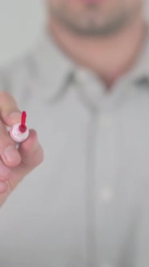 Zuletzt, mit der Hand auf den Bildschirm schreiben, vertikales Video