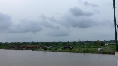La rivière Opak qui se jette dans la côte sud de l'île de Java, prise depuis le pont de Kretek
