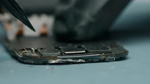 Smartwatch wird von einer Ingenieurwerkstatt für die Reparatur von Telefonen und Geräten repariert