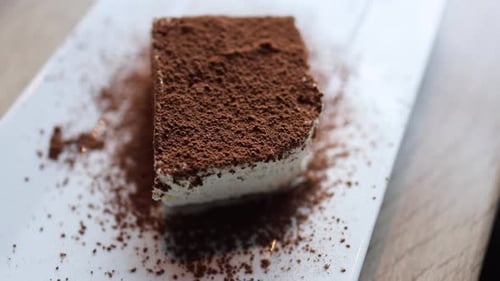 Das Video zeigt einen köstlichen Souffl-Kuchen, der mit einem köstlichen Schokoladenkrümel-Topping geschmückt ist.