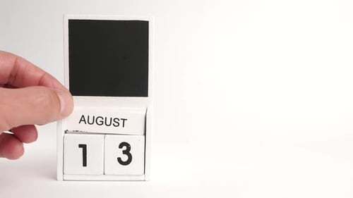 1. Calendario con la fecha 13 de agosto y un lugar para diseñadores. Ilustración para un evento de un certa