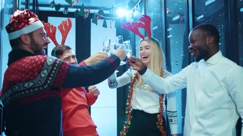 Colegas comemoram o Natal em uma sala de servidores compartilhando alegria