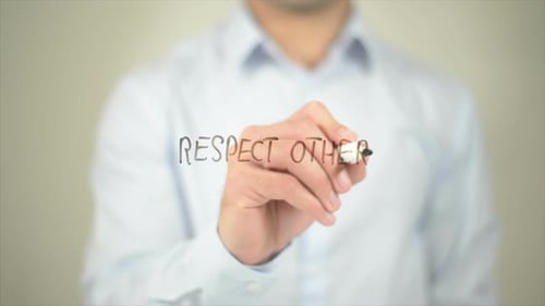 Respectez les autres, homme écrivant sur un écran transparent