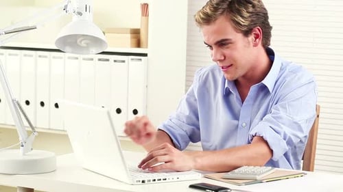 Séquence vidéo 4k d'un jeune homme d'affaires travaillant à domicile
