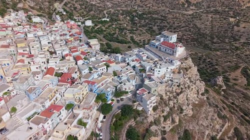 Drones filmés de haut en bas et en orbite révélant l'emplacement du village de Menetes, île de Karpathos, Grèce