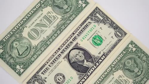 1 Dollar US-Banknoten in bar, Nahaufnahme. Bargeld, USD, Papiergeld, weißer Hintergrund, rotierend.