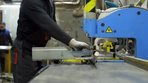 Ingenieur sichert Stahlrahmen an Pressenanlagen in einer Fertigungswerkstatt