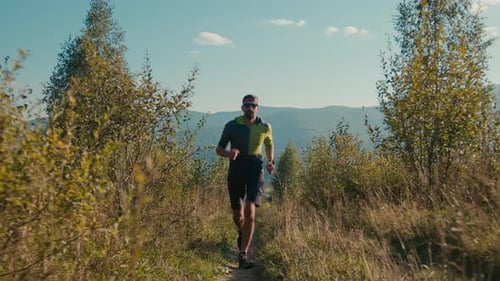 Fokussiert, sportlich, für Erwachsene, kaukasisch, männlich, Mann, Kerl, Läufer, Sprinter, Joggen, Aktivkleidung, Laufen auf dem Trail