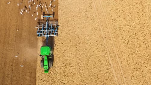 Le tracteur laboure le champ et prépare les récoltes