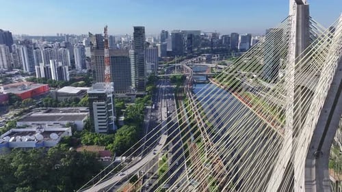 Famosa ponte de cabos na metrópole de São Paulo, Brasil.
