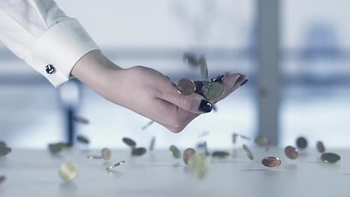 O ato de jogar moedas à mão representa uma ideia financeira em termos de riqueza e prosperidade