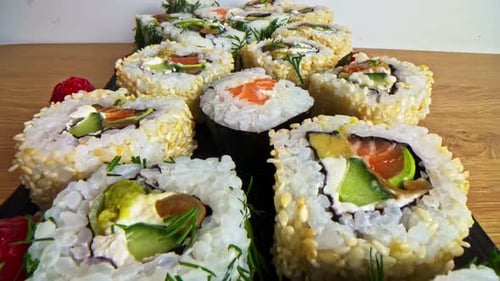 Rouleaux de sushi mélangés avec garnitures éclatantes