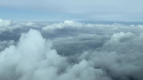 Vue aérienne de quelques nuages depuis un poste de pilotage par une froide journée d'hiver