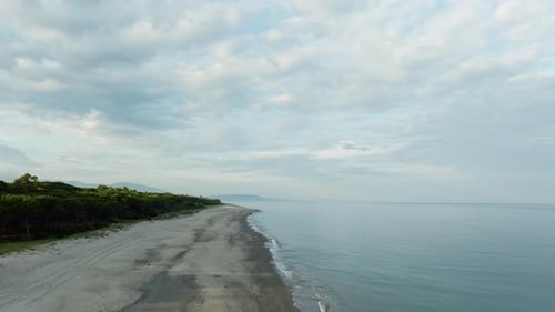 Ciel nuageux sur la plage Océan calme en été